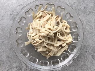 12、凉拌香辣杏鲍菇,手撕成细条状，挤去水份