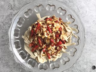 13、凉拌香辣杏鲍菇,调好的调料汁淋杏鲍菇上