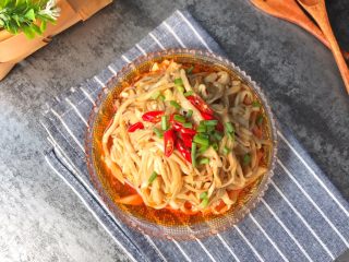 14、凉拌香辣杏鲍菇,搅拌均匀，撒葱花即可开吃啦，味道非常好