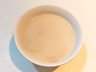 2、自制健康油条,加入温水调匀,做成酵母水