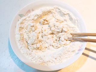 5、自制健康油条,把酵母水倒进面里,边倒边搅拌