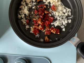 4、凉拌金针菇,小锅中放少许油、倒入大蒜、花椒，干辣椒