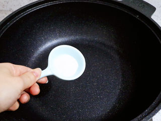 8、椒盐蒸鸡腿,锅烧热，不放油，加入5克盐