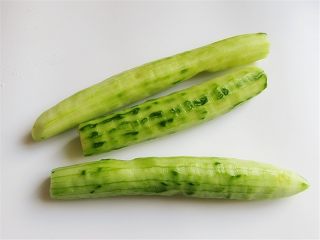 5、腰果炒虾仁,黄瓜用工具刀刮去脆皮；