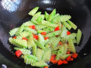 10、腰果炒虾仁,另起锅加几滴油，放入红彩椒和黄瓜爆炒30秒；