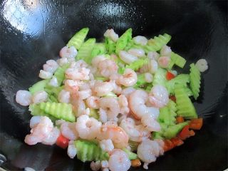 11、腰果炒虾仁,加入炒好的虾仁翻匀；