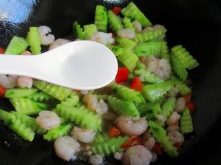 13、腰果炒虾仁,加一勺淀粉水，翻匀让汁变浓稠细滑；