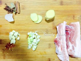 1、下饭首选—私家秘制红烧肉,准备好所需材料:葱切段、蒜切碎、姜切片、干辣椒切碎