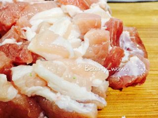 2、下饭首选—私家秘制红烧肉,猪肉洗净切小块或薄片