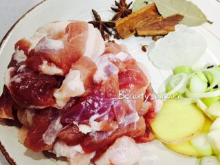 3、下饭首选—私家秘制红烧肉,把所需材料装入盘中备用