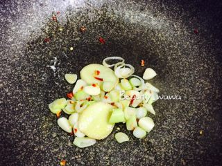 4、下饭首选—私家秘制红烧肉,锅内下油,待油八分热,下葱姜蒜辣椒爆香。