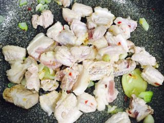 6、下饭首选—私家秘制红烧肉,小火翻炒至猪肉变熟颜色变浅,肥油陆续逼出。