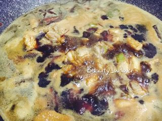 10、下饭首选—私家秘制红烧肉,转大火烧开,煮至沸腾,2分钟左右。