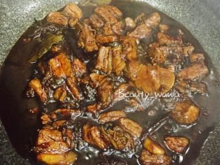 13、下饭首选—私家秘制红烧肉,期间记得不时开盖翻炒两下,以免糊锅。