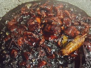 14、下饭首选—私家秘制红烧肉,炖至汤汁浓稠,转大火开盖继续咕嘟(保持沸腾的意思)