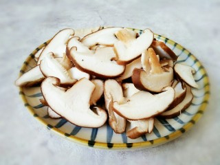 1、#猪年#五花肉炒香菇,香菇洗净切成片装盘备用