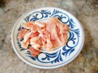 4、#猪年#五花肉炒香菇,五花肉切成薄片备用