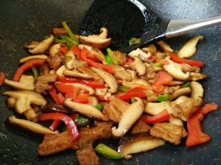 11、#猪年#五花肉炒香菇,炒匀即可关火