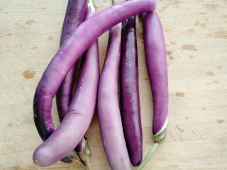 1、红烧茄子,准备材料。