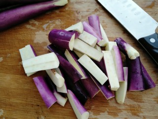 2、红烧茄子,把茄子去蒂切成条状