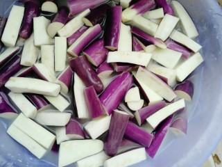 3、红烧茄子,切好的茄子用盐水浸泡五分钟