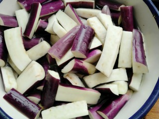 5、红烧茄子,泡过的茄子用清水洗干净。