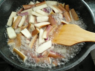 7、红烧茄子,水开后放入茄子放少许醋。