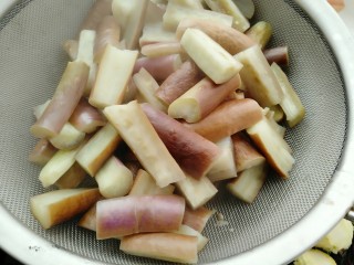 8、红烧茄子,焯熟后捞出控干水。