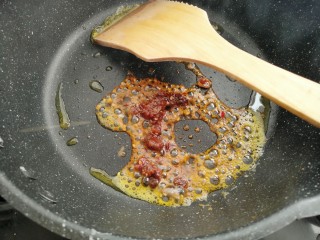 10、红烧茄子,热锅烧油，放入牛肉酱炒香。