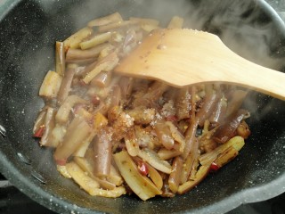 13、红烧茄子,放入白糖，盐，生抽，蚝油。