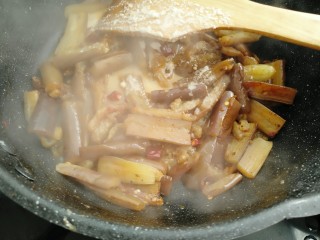 14、红烧茄子,炒匀后用水淀粉勾芡。