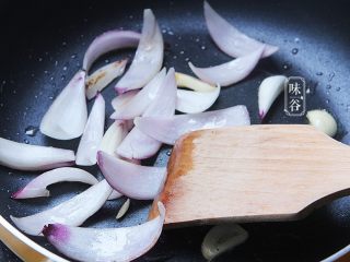 8、番茄牛肉煲,锅内放油放入蒜瓣，洋葱稍炒一会；