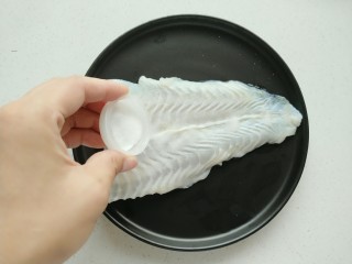 2、巴沙之恋,巴沙鱼洗净放一点点食盐、黑胡椒碎腌制10分钟。