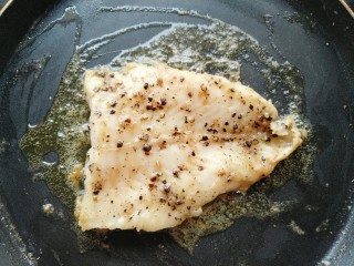 6、巴沙之恋,放入腌好的巴沙鱼，小火煎至表面微黄。