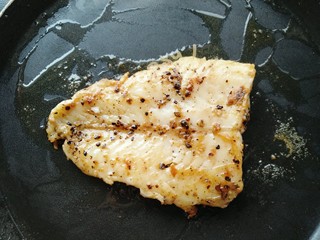 7、巴沙之恋,三分钟左右，翻面，小火继续煎至微黄，翻面的时候可以借助刮刀，因为巴沙鱼特别软嫩，避免用力过大散开，一定要用最小火慢慢煎。