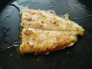 8、巴沙之恋,继续翻面，整个煎至过程大约8-10分钟左右，关火。巴沙鱼特别容易熟，所以没必要煎太长时间，先不要盛盘，可以利用锅的余温，多微一会。