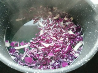 11、巴沙之恋,继续把紫甘蓝焯一下热水，捞出过冷水。