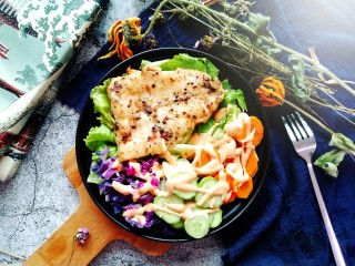 12、巴沙之恋,所有食材码盘，放上千岛酱、滴几滴柠檬汁即可。