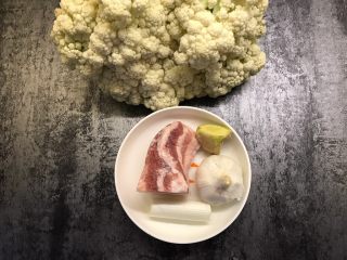 1、干锅花菜,准备好所有食材