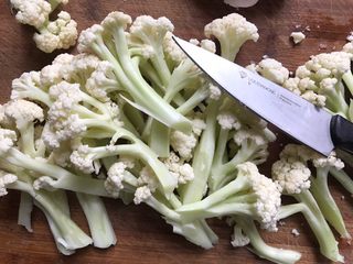 2、干锅花菜,花菜用刀切成小朵