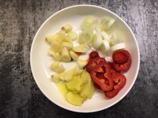 5、干锅花菜,生姜和大蒜切片，红椒和大葱切成小圈