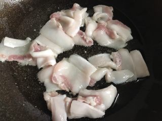 7、干锅花菜,热锅放入适量油，加入五花肉