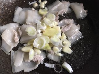 8、干锅花菜,五花肉煎出油后放入葱姜蒜翻炒