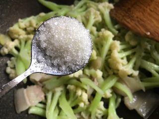 11、干锅花菜,加入一勺白糖和一勺盐