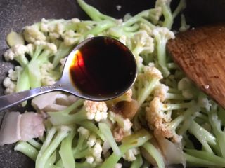 12、干锅花菜,加入两勺生抽
