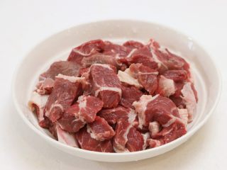2、胡萝卜土豆炖牛肉,牛肉洗净,切成厚块