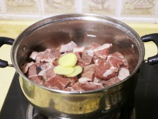3、胡萝卜土豆炖牛肉,牛肉放入冷水锅中,放入姜