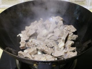 8、胡萝卜土豆炖牛肉,倒入牛肉翻炒几下