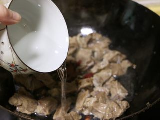 10、胡萝卜土豆炖牛肉,倒入3、4碗清水,没过牛肉(水一次尽量放多点,炖的过程不宜再另外加水)