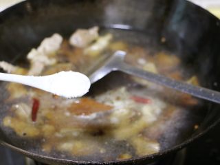 13、胡萝卜土豆炖牛肉,再加入糖,炒匀后开大火煮几分钟